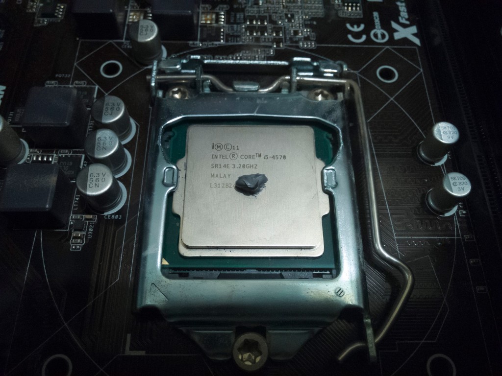 Close-up of the Intel CPU with Noctua NT-H1 thermal compound applied.